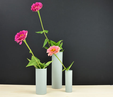 Trio de vases en porcelaine vert d'eau