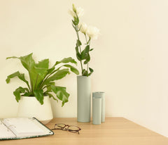 Trio de vases en porcelaine vert d'eau